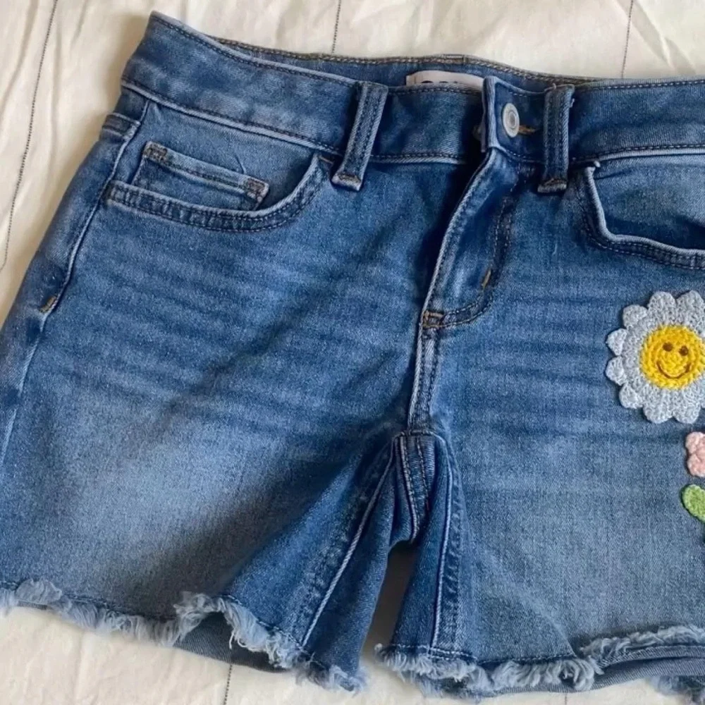 SO Girls Daisy Smiley Crochet Patch Denim Shorts Size 10 Boho Y2K Retro Raw Hem